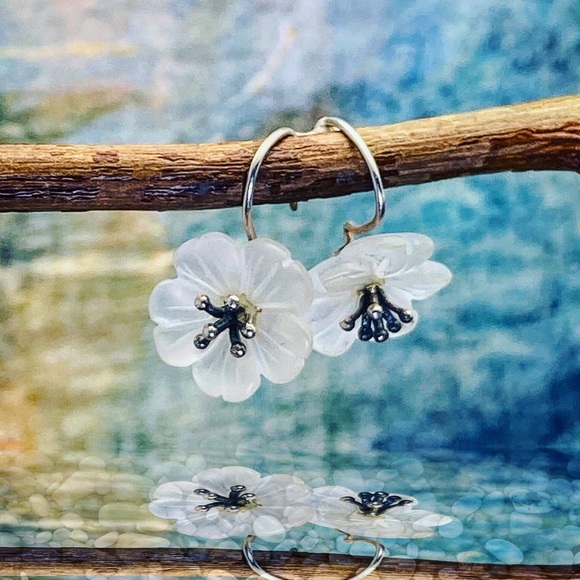 Matana Jewelry - Flower earrings sterling silver &frosted crystal